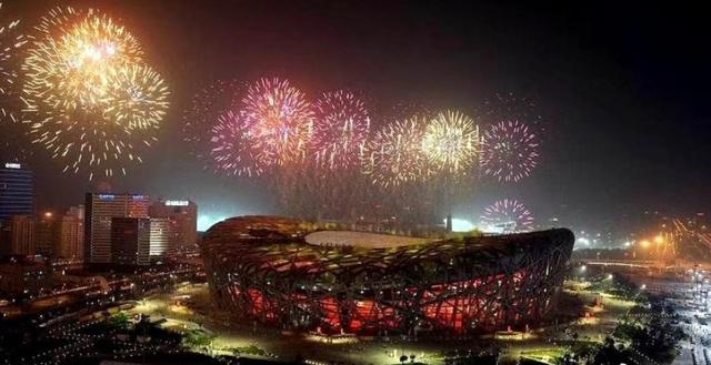 李小鹏和儿女劈叉，纪念北京奥运十二周年，八岁奥莉腿长已超爸爸