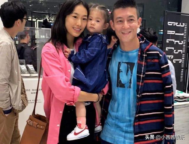 曾是华谊老板娘，离婚后为陈冠希未婚生子，如今一家三口其乐融融