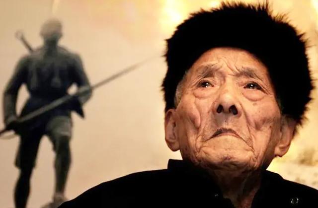 四川104岁老人去世，清理遗物时，子女发现父亲不为人知的身份