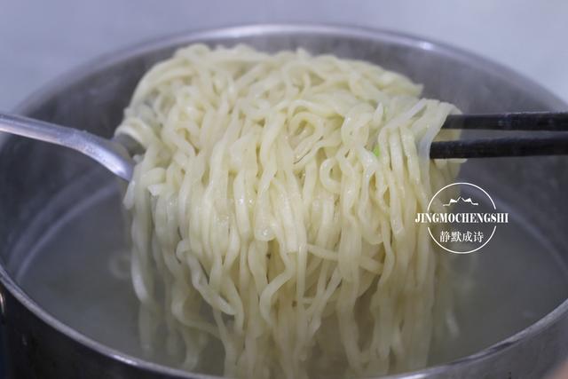 大热天不想吃饭时，就爱煮这碗面，酸爽可口，一碗打不住