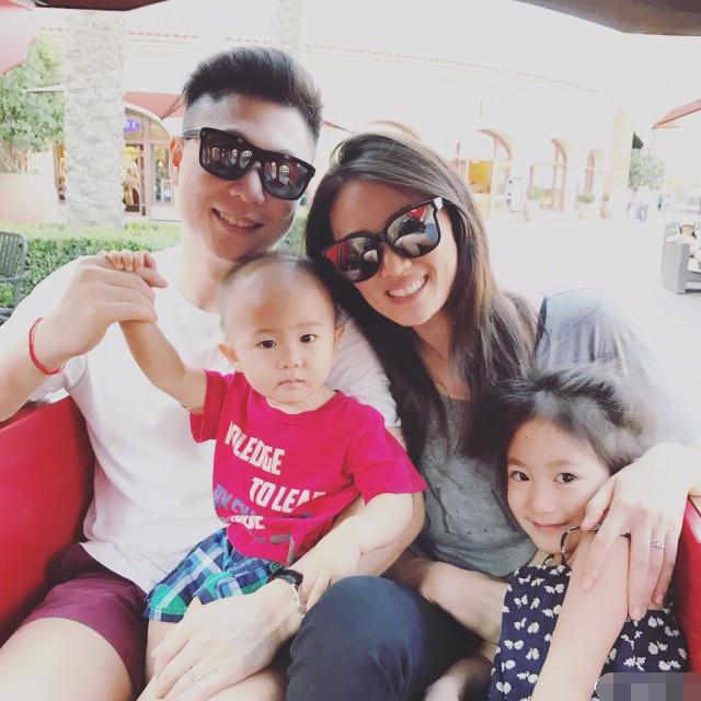 李小鹏和儿女劈叉，纪念北京奥运十二周年，八岁奥莉腿长已超爸爸