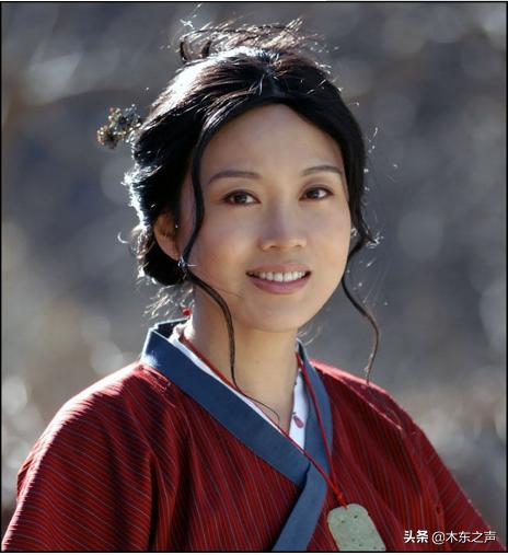 49岁闫妮减肥后身材颜值如少女，和女儿同框似姐