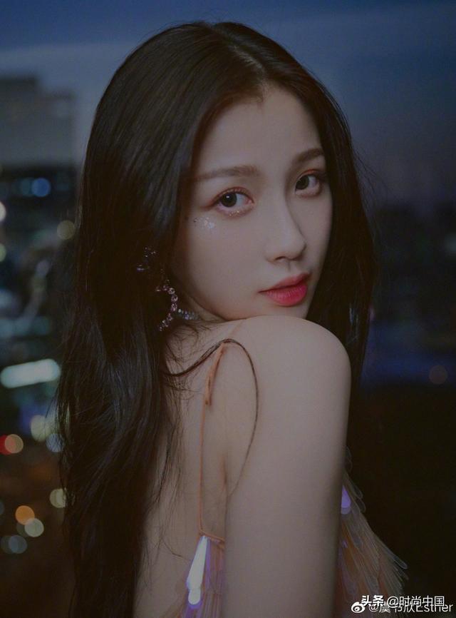 学拍毕业照｜跟李沁、张雨绮、赵露思摆“pose”，用新姿势解锁青春纪念册