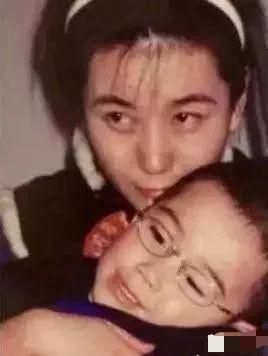 64岁的张铁林：曾有7段感情3个孩子，为何如今仍