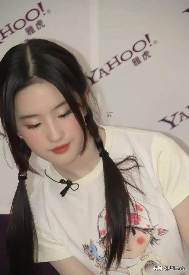 刘亦菲18岁旧照曝光，扎麻花辫着卡通短T粉嫩可爱，这谁受得了