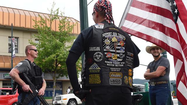 大批美国白人武装备战，准备随时“起义”：只要特朗普败选就动手