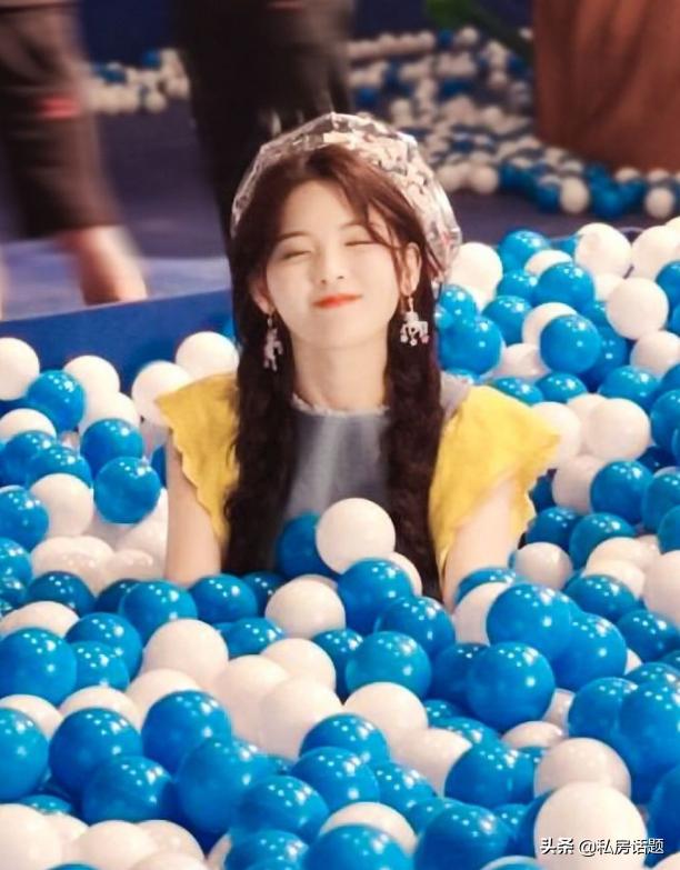 杨超越和鞠婧祎，一个初恋脸，一个高冷脸，你喜欢哪一个