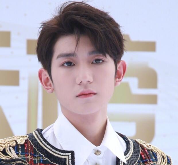 久违的红毯太糟心！周深没抹匀粉底，王源眼神涣散状态不佳