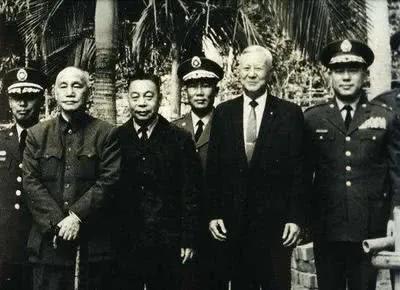 蒋介石逃亡台湾时，带走的这两个人很少有人知道。