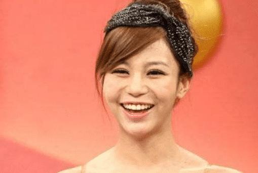 多年前\"宁愿坐在宝马哭\"的那个女孩,现