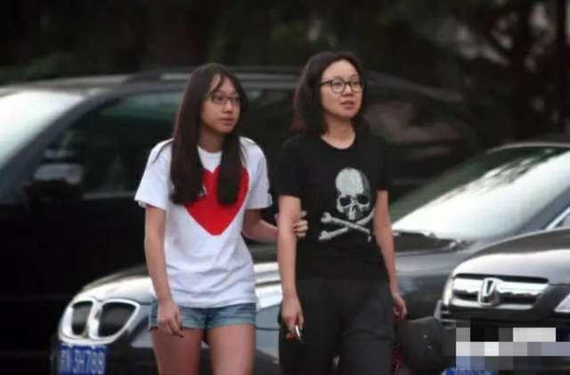 娱乐圈果然都是“照骗”，闫妮母女真实生活照又是什么样子呢？