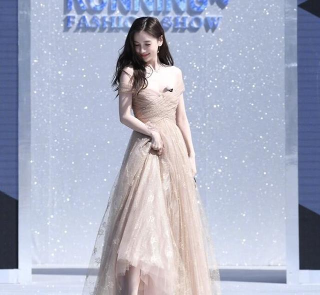 baby和儿子晒合照，无意间透露豪宅内景，网友“贫穷限制了想象”