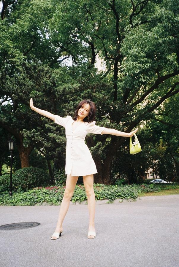 夏日限定寫真釋出 施詩演繹鹽系少女