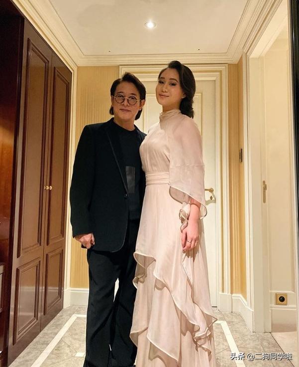 李连杰57岁生日，大晒娇妻利智靓照！年轻又有型