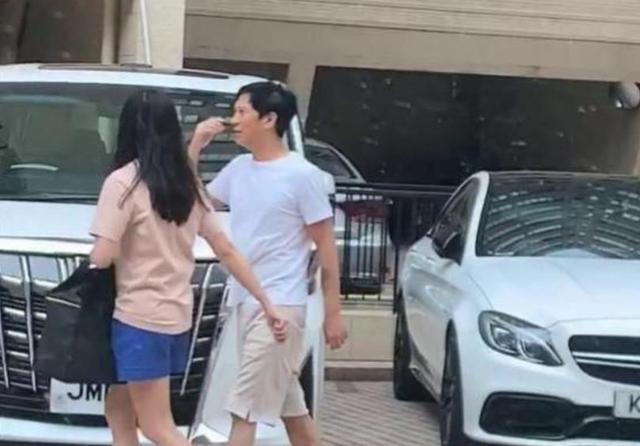 张家辉广东有钱人标配，大裤头人字拖随性出门，52岁发量优秀