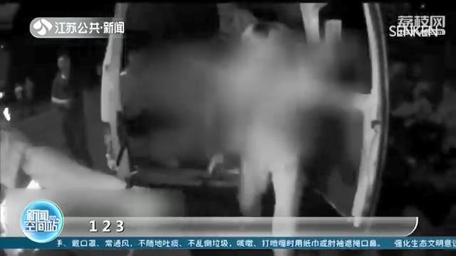 小客车内人头攒动！民警打开车门发现核载6人塞进21人