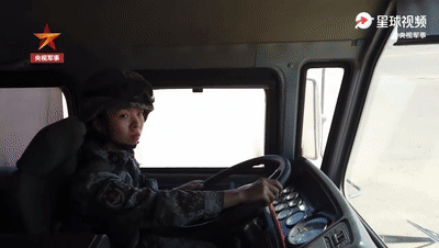 20岁女兵征服40吨远火车！网友：又美又飒