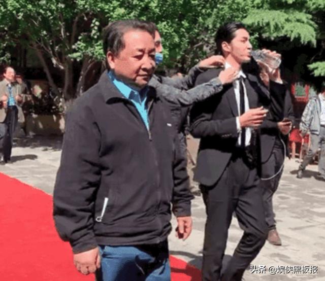 艺术家和流量明星的区别：一个喝水有人伺候，