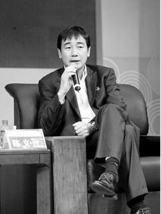 苗圃带龙凤胎两娃出行，和61岁富商老公，一家四口同框合影