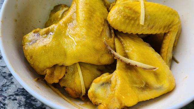 爱吃鸡翅试试这个做法，家人吃了都说好，简单美味又好吃