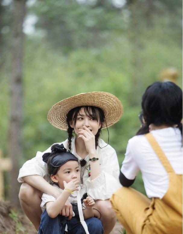 郑爽不愧是国民初恋，就算彩绳编发穿村姑装，