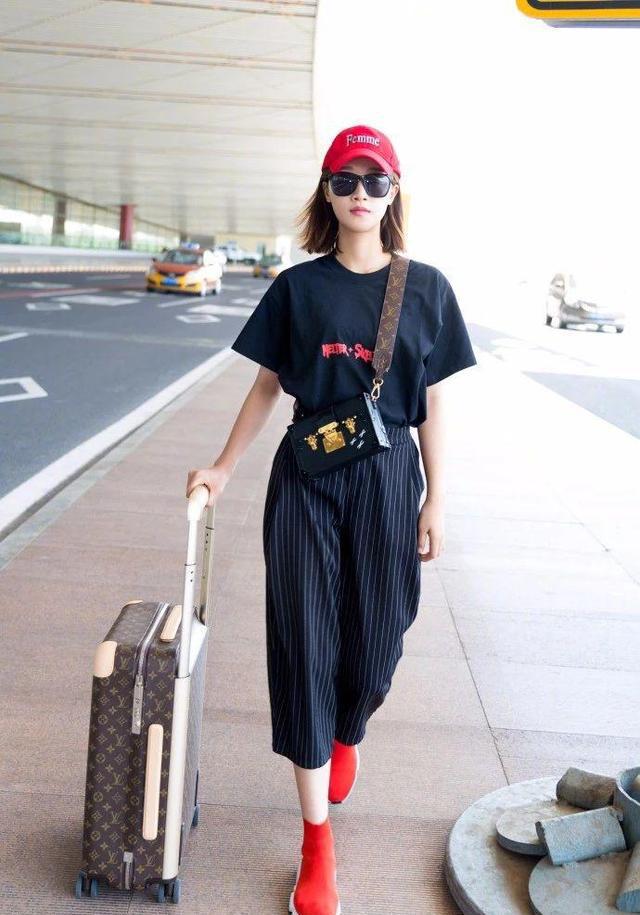 被蓝盈莹美到了，《浪姐》初舞台好惊艳，私服