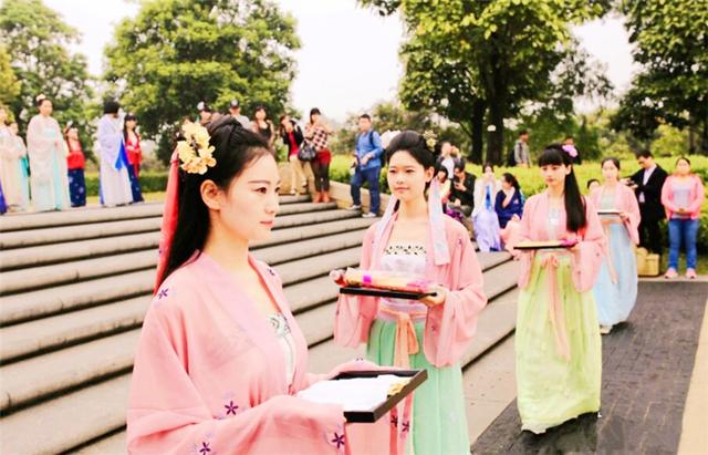 有些专家建议把中小学校服改为汉服样式，这个