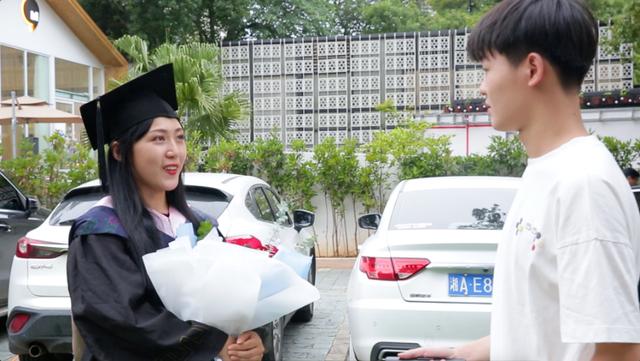 长沙女孩毕业季用辣条表白暗恋男生遭拒，结果甜翻闺蜜