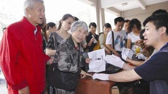 八旬老人转账300万，引起银行警觉，报警后揭开老人惊人身份