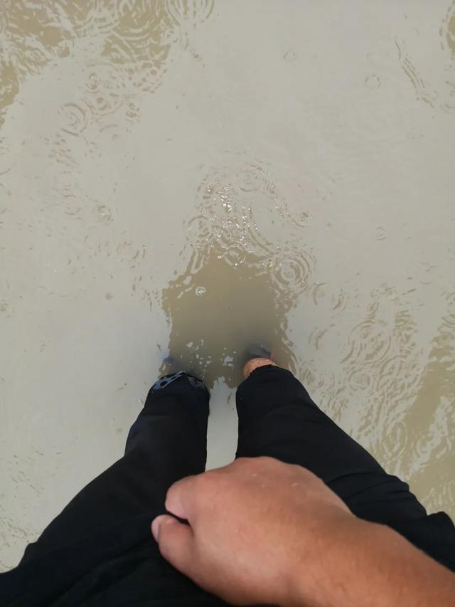 辗转两地冒雨检测两台罕见韩系进口车：起亚霸锐，这车况能买吗？