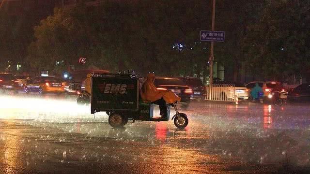 这一现象“惹”曹德旺担忧！为何外卖员、快递
