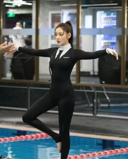 有种“独特”叫张天爱的西装泳衣，浮出水面后“惊艳”了！