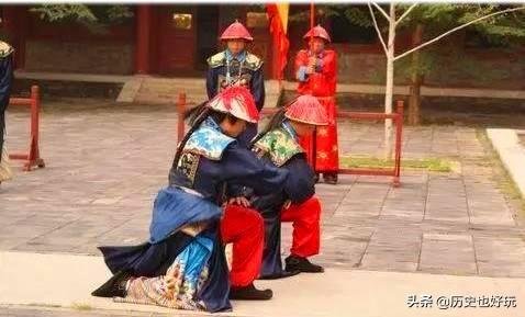 清朝官员跪拜为什么要先拍衣袖，妃子走路为什么要人扶着？