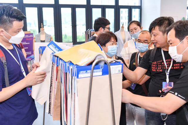 产业互联，“丝路柯桥·布满全球”再度走进深圳 | 中国流行面料产品与深圳服装品牌精准对接会于大浪举行