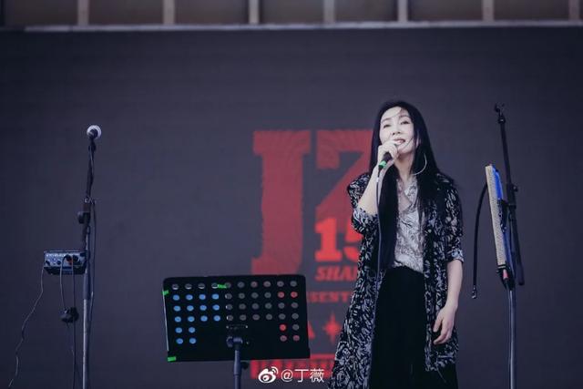 给那英、刘德华写歌，陪何炅走红毯，为什么她不红还招人爱？