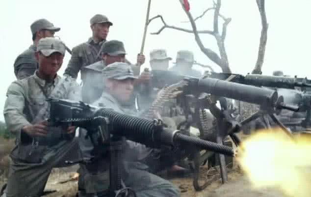 战争中，明知枪打不穿坦克，为何士兵还要扫射