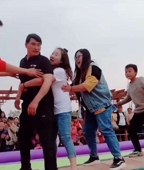 朱之文事件后续：假大衣哥被封号，村里游乐场