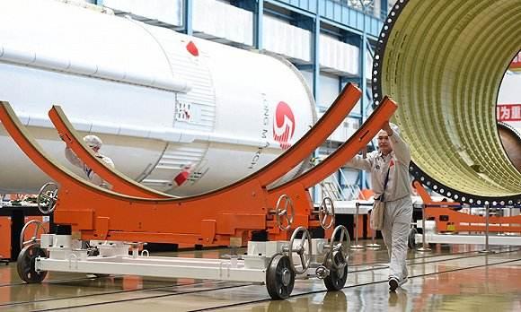 天空划出一道火光，长征5B火箭落入大西洋，美下令：太空军追踪