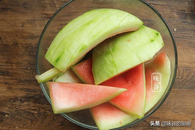 夏天，西瓜皮别扔了，把它做成零食，软糯香甜，好吃不浪费