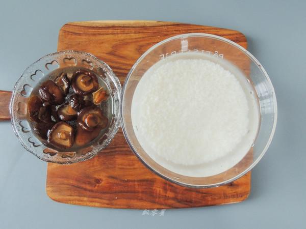 香肠煲仔饭很多人吃过不会做，教你简单做法，色泽金黄，香而不腻