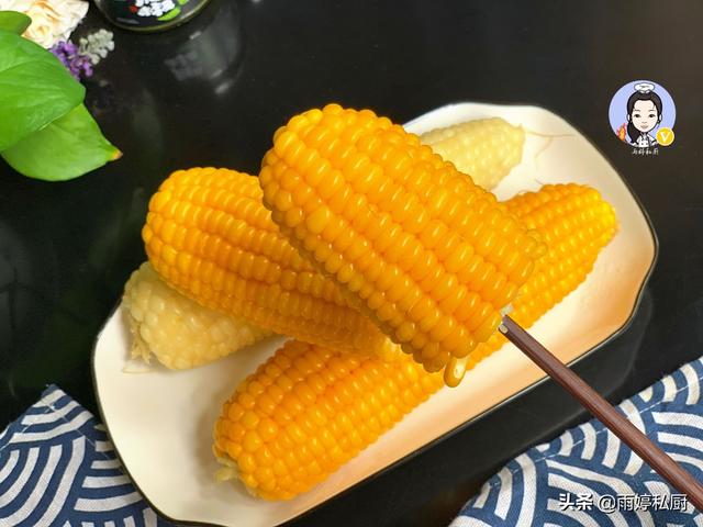煮玉米，切记别只会用清水直接煮，多加1勺“它”玉米香甜又软糯