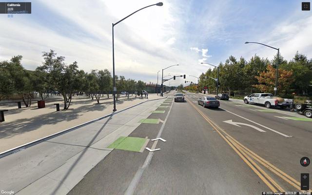 美国苹果公司总部，像是一个巨大的宇宙飞船停留在加州的地面上