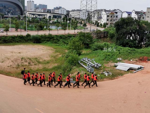 鄱阳洪灾，16岁女孩保护聋哑妈妈撤离，武警及时赶到