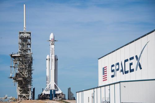 SpaceX首次载人飞行！送全球学生毕业照上太空，包括两名宇航员