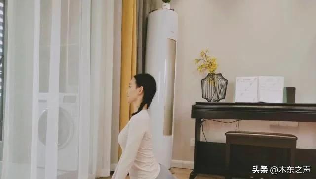 49岁闫妮减肥后身材颜值如少女，和女儿同框似姐