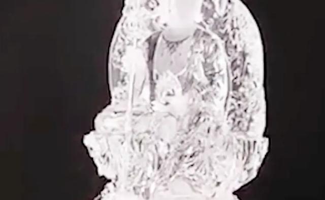 山西美女把菩萨像拿去鉴宝，关了灯光后，专家