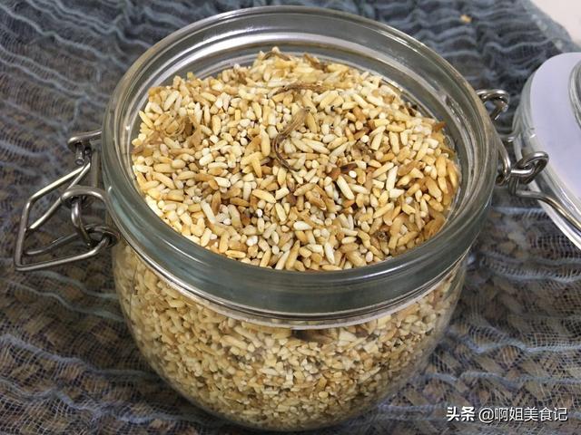 伏天姜米茶泡水喝，驱寒暖胃，一次做一罐，放半年都不会坏