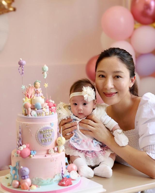 杨怡夫妇晒照为女儿庆祝百日，小公主眼睛超大像洋娃娃，大名曝光