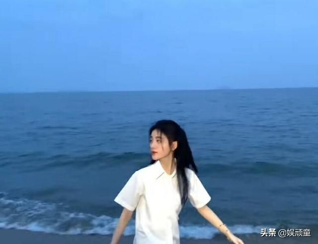 鞠婧祎海边散步，拍视频时突然脱掉衬衣，看到后背：瞬间脱粉