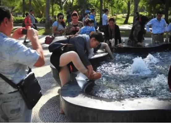 游客不讲文明，丢人丢到国外，哪个国家的游客